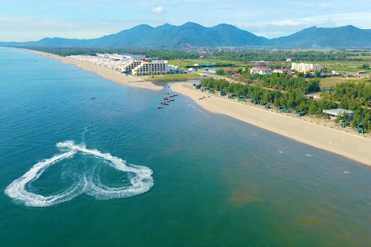 Nước biển trong xanh, sóng nhẹ và không khí trong lành khiến nơi đây trở thành điểm nghỉ dưỡng lý tưởng 